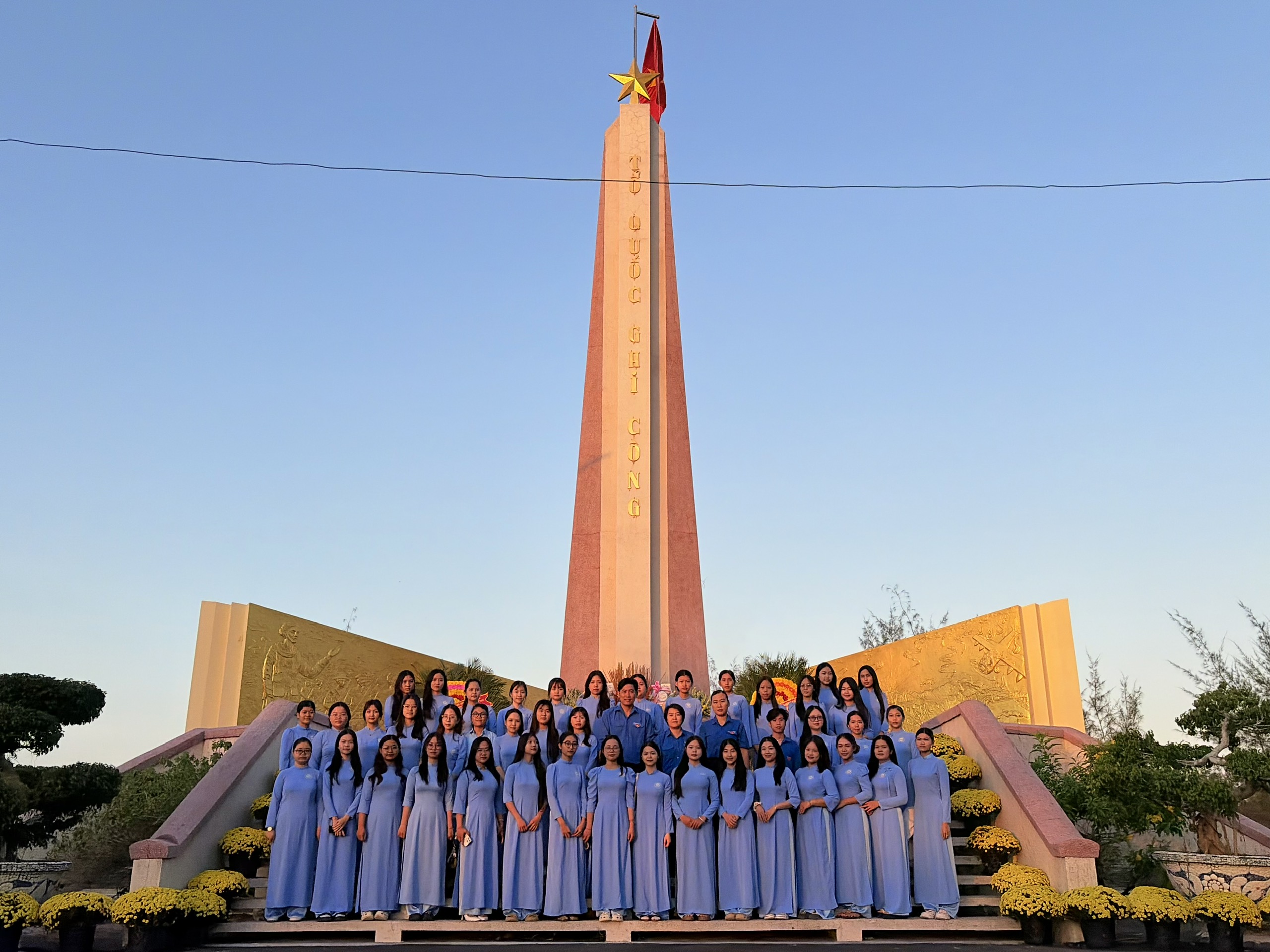 Viếng Nghĩa trang Liệt sĩ nhân kỷ niệm 96 năm ngày thành lập  Đảng Cộng Sản Việt Nam